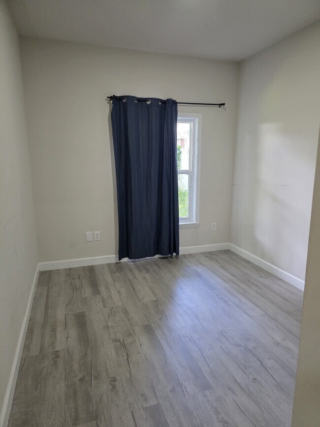 Building Photo - Apartment in Quadplex For Rent