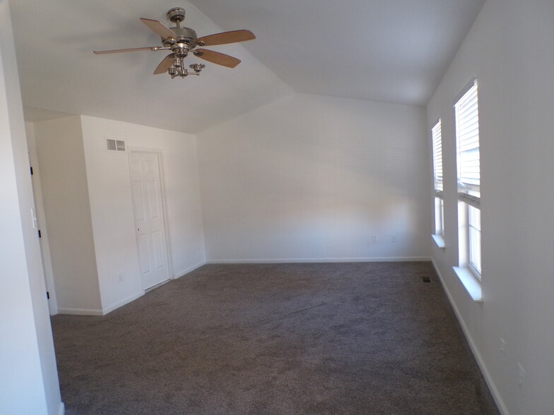 Primary bedroom - 7721 Cross Creek Cir