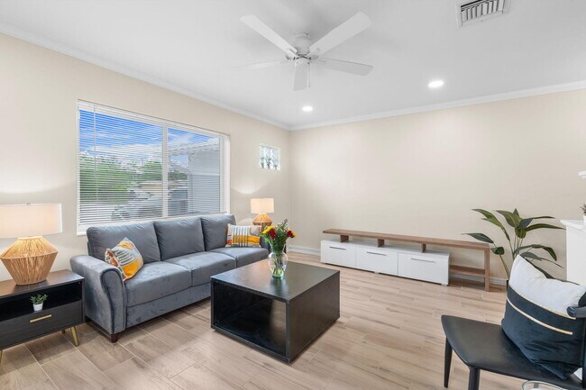 Building Photo - 1541 NE 15th Ave