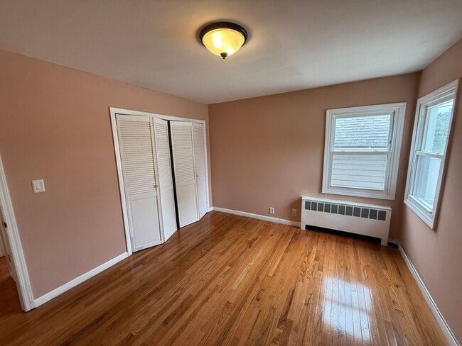 Building Photo - Terrific 4 Bed/1 Bath Home in Elmont!