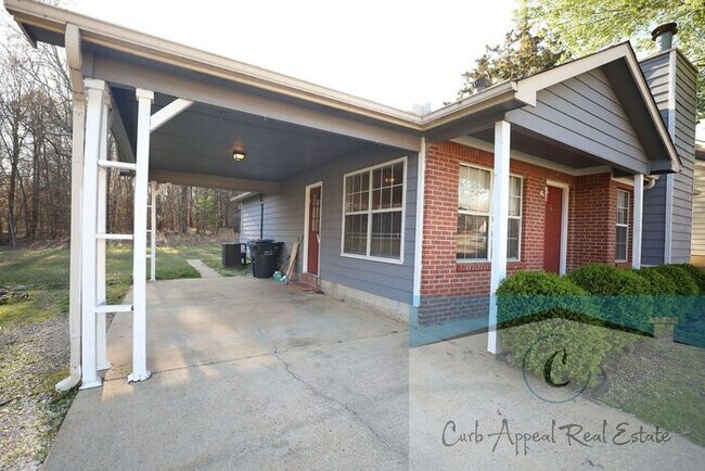 Building Photo - 3 bed / 2 bath home with fireplace - Valley View!!