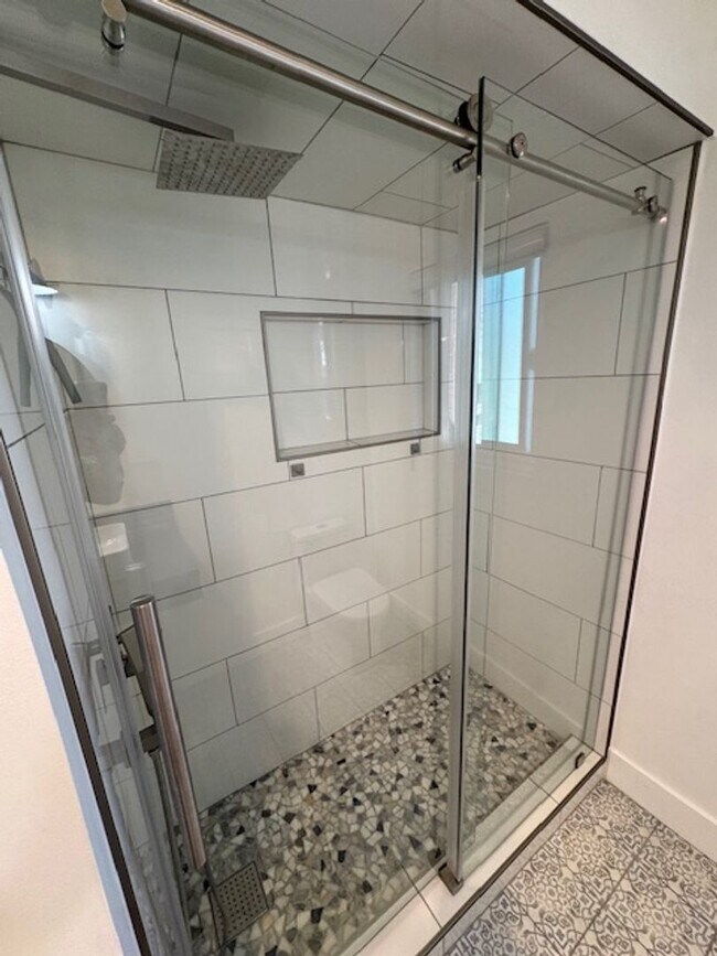 Building Photo - Modern Alamitos Beach 2 bedroom Condo plus...