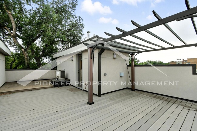Building Photo - Modern Townhouse with Central AC and Rooft...