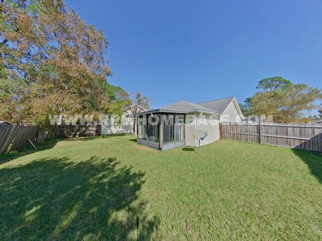 Building Photo - Cozy 3-Bedroom Home on a Corner Lot with F...