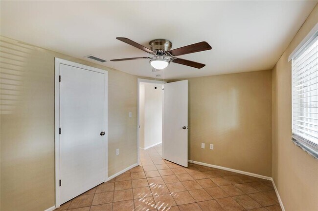 Building Photo - 9236 Rainbow Ln