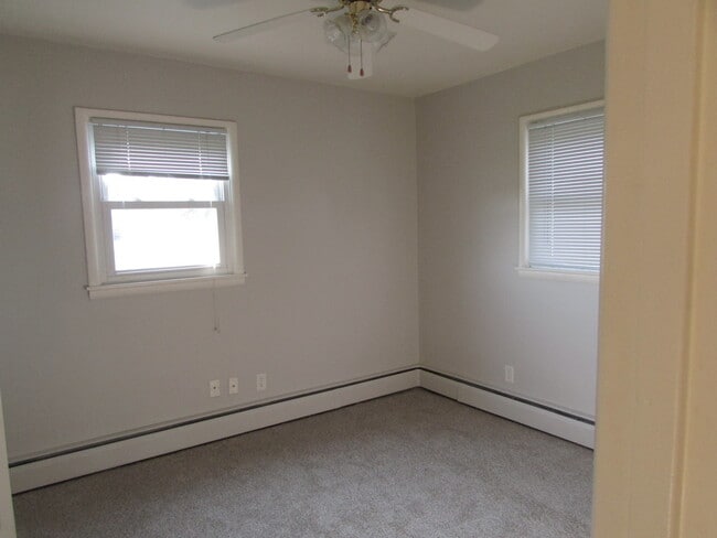 Building Photo - 3 BEDROOM | 1 BATH | SOUTH | DETACHED GARAGE