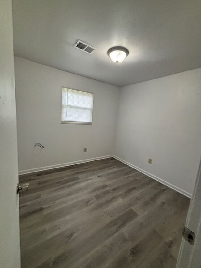 Building Photo - 1204 Clear Ridge Ln