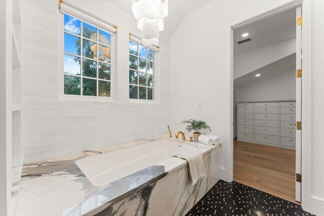 Building Photo - 2530 Stanmore Dr