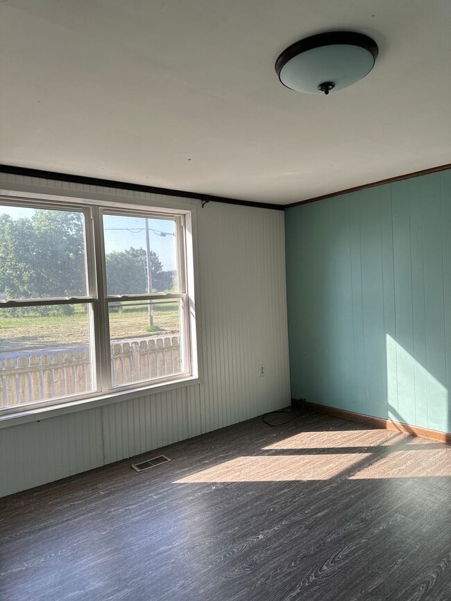 Building Photo - $1,355.00 Move-in-special