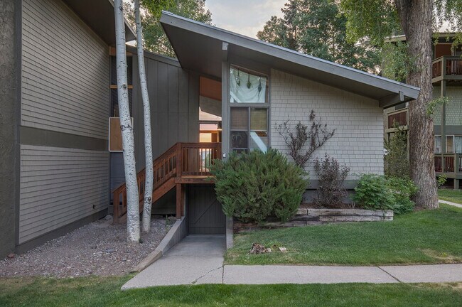 Building Photo - 709 W Galena Ave