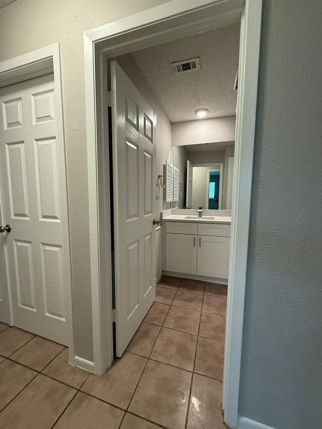 Building Photo - R.Patel Properties2 (12310 Willow Wild Dr)
