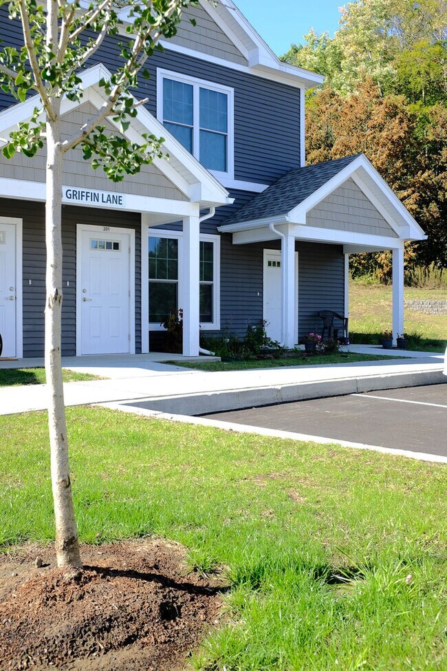 Building Photo - 2 bed, 1 bath townhouse style apartment with washer & dryer provided (45 Griffin Ln #202)