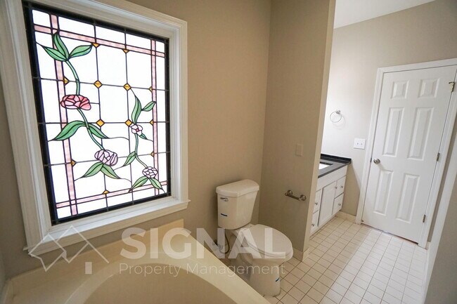 Building Photo - 2825-2827 7 Oaks Cir