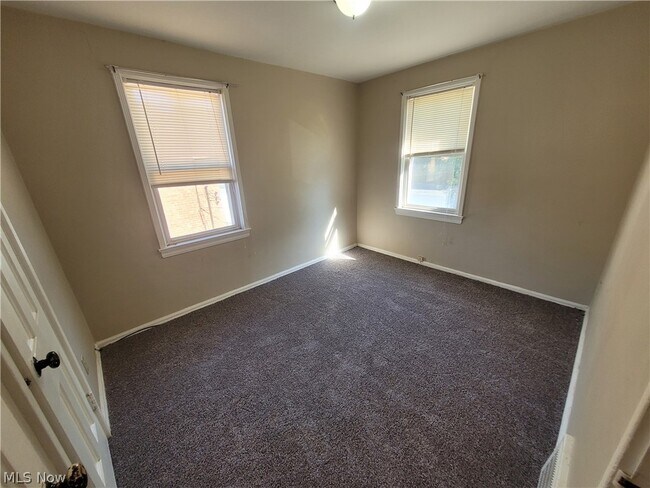 Building Photo - 255 E 250th St