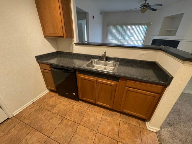 Building Photo - Englewood 2 Bedroom, 2 Bath Condo (Availab...
