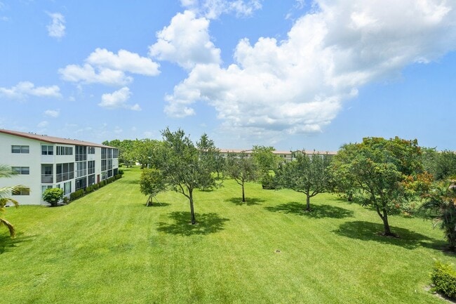 Building Photo - 290 Brighton G