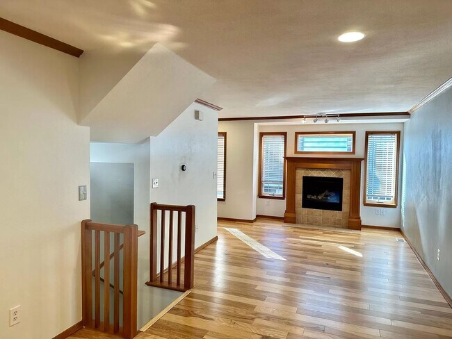 Building Photo - Appealing 2 bed / 1.5 bath townhouse in Greenwood/N Seattle with wood flooring