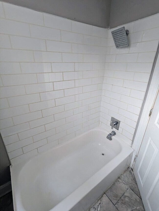 Building Photo - Large Carroll Park Home 3br/1.5ba w/ Washe...