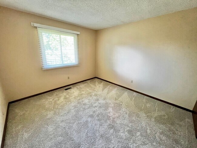 Building Photo - Beautiful 4 Bed, 2 Bath House in South Fort Collins! Avail. June 10th!