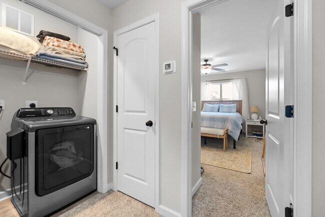 Building Photo - 2 Bed 2.5 Bath Townhome