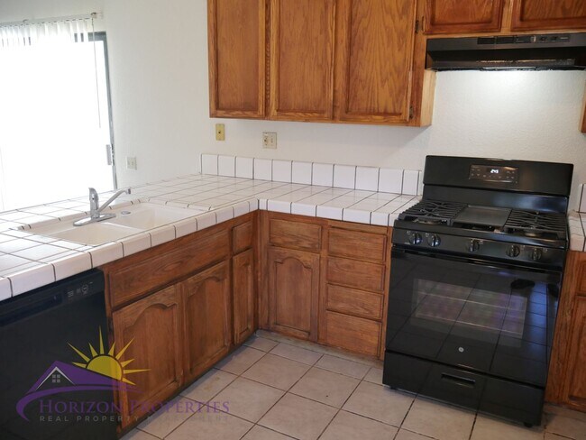 Building Photo - Bright 3 Bed 2 Bath 1,477 Sq. Ft. Sacramen...