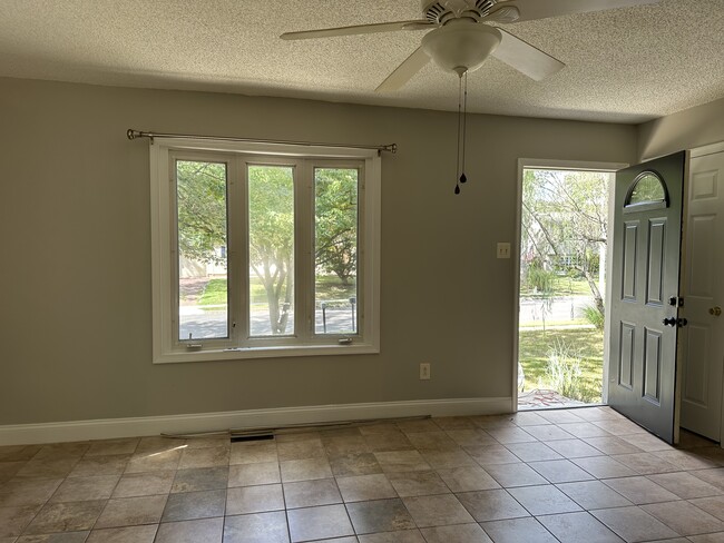 Building Photo - 16 Woodside Ln