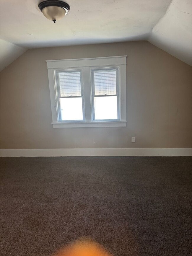 Building Photo - Charming 3-Bedroom Property in Prime Location