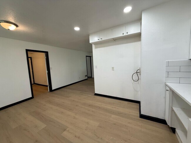 Building Photo - 5 Bedroom
