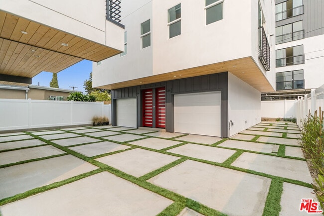 Building Photo - 522 Wilton Pl