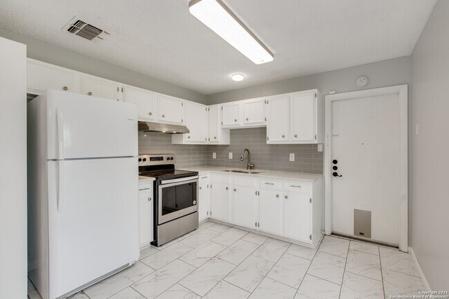 Building Photo - 300 Roanoke Dr