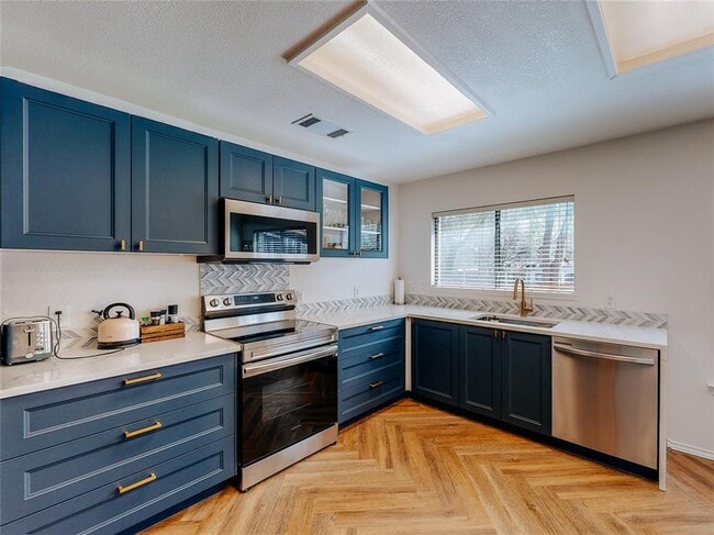 Building Photo - 2010 Carriage Club Dr