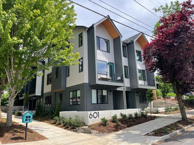 Building Photo - Sellwood-Moreland 2 Bedroom 2.5 Bath BRAND NEW Condo Convienent to OHSU~ Includes A/C and Washer ...