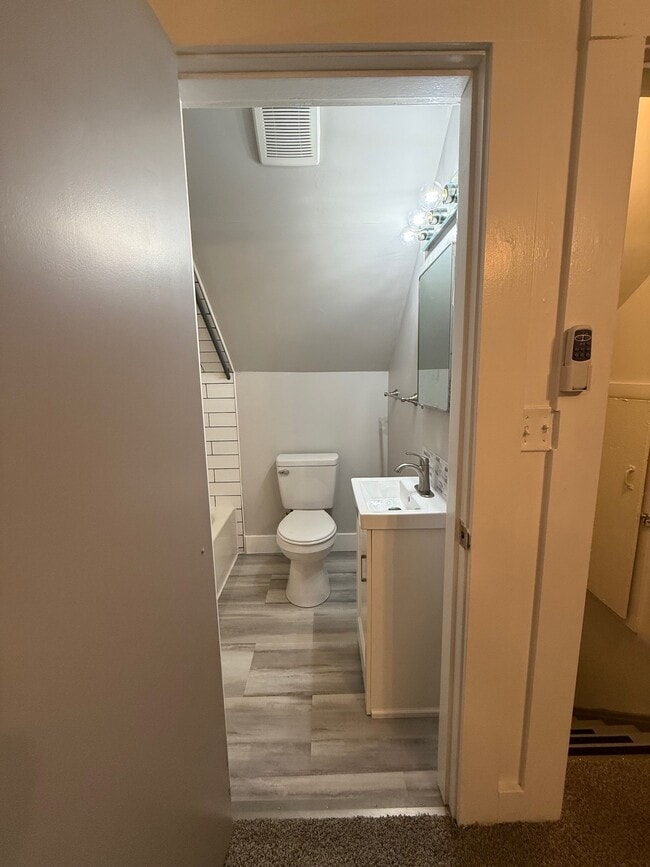 Building Photo - 1117 N B St