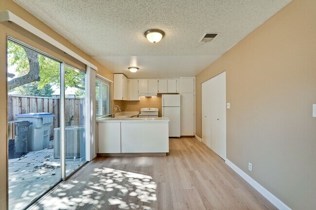 Building Photo - Remodeled 2 Bed 1 Bath Condo!