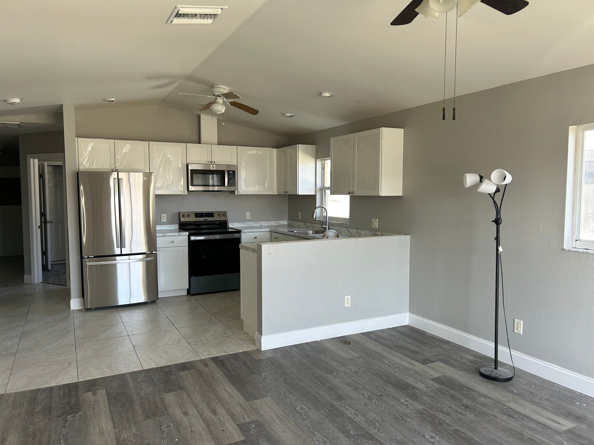 Building Photo - 2914 Santa Barbara Blvd