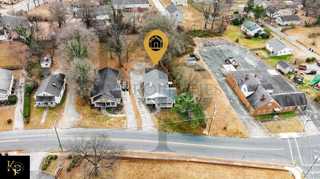 Building Photo - 605 Apple St