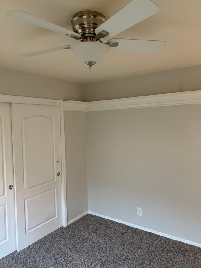 Building Photo - 3 Bedroom 2 Bath