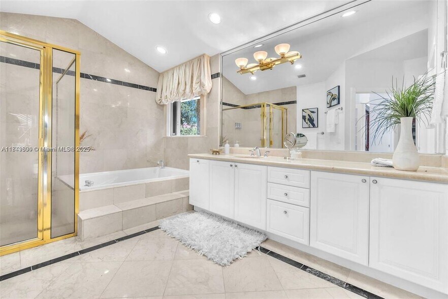 Building Photo - 620 Laurel Ln