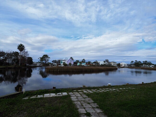 Building Photo - Gorgeous water views just blocks from the ...