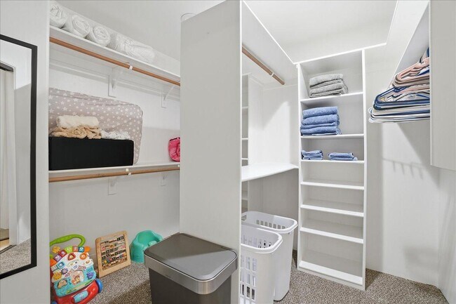 Building Photo - 1909 E Coral Tree Dr