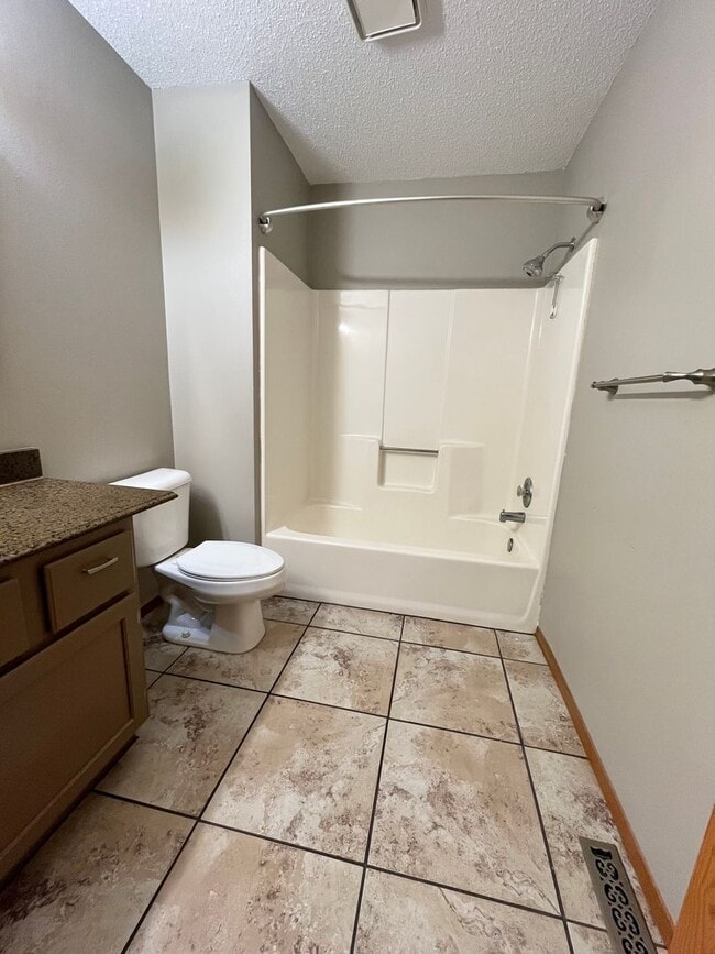 Building Photo - Rent Special - Spacious End Unit 2 Bed/1 Bath Townhome!