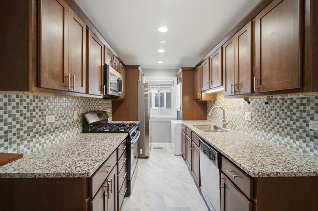 Building Photo - 1306 Cove Dr