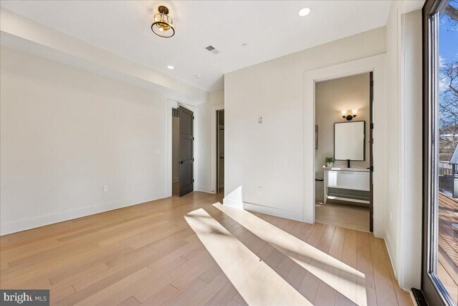 Building Photo - 4428 Albemarle St NW