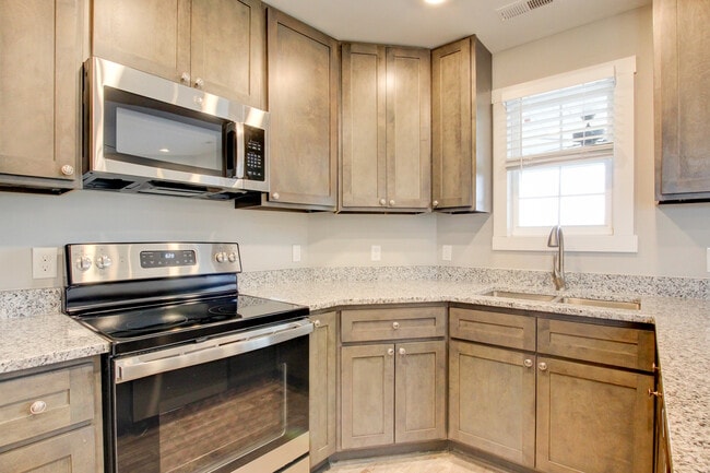 Building Photo - 127 Riverbend Dr