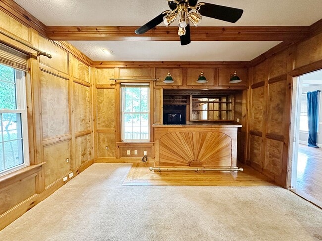 Building Photo - Beautiful 3 BR 1.5 BA Leominster SFH