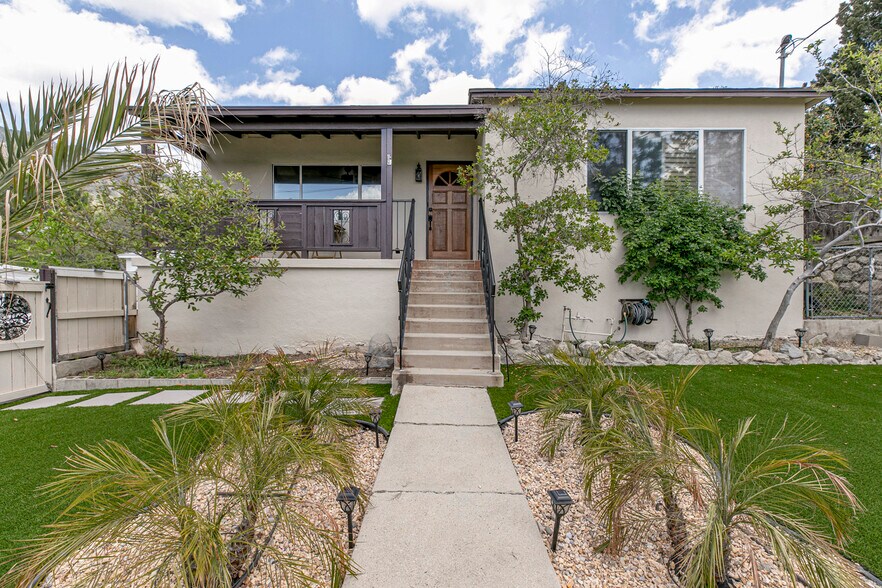 Primary Photo - 10630 Samoa Ave