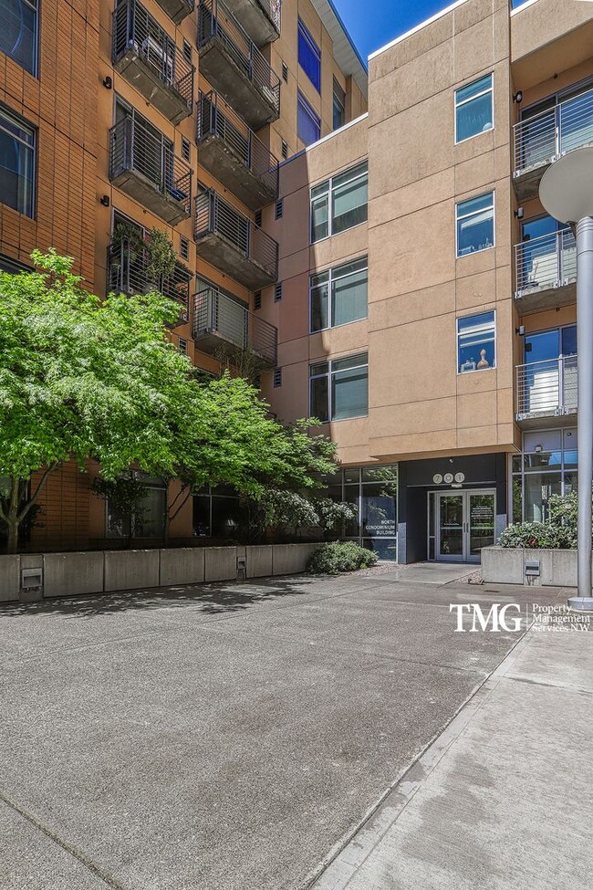 Building Photo - 2 Bed 2 Bath Downtown 3rd Floor Condo Wate...