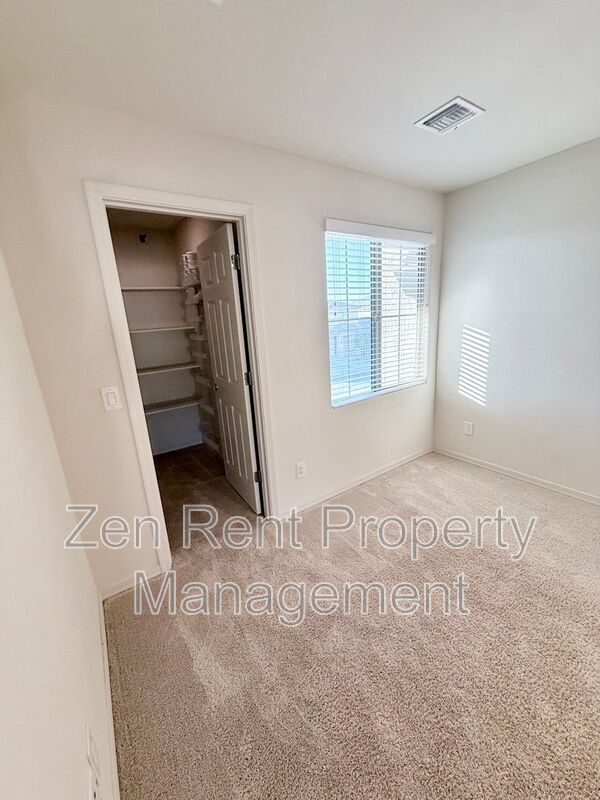 Building Photo - 32209 Daylight Dr