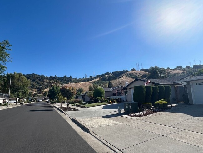 Building Photo - Must See Beautifully Renovated 3BR/2BA Sin...