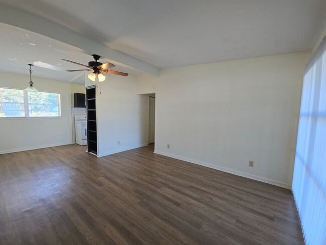 Building Photo - Charming 3-bedroom, 1-bathroom home locate...